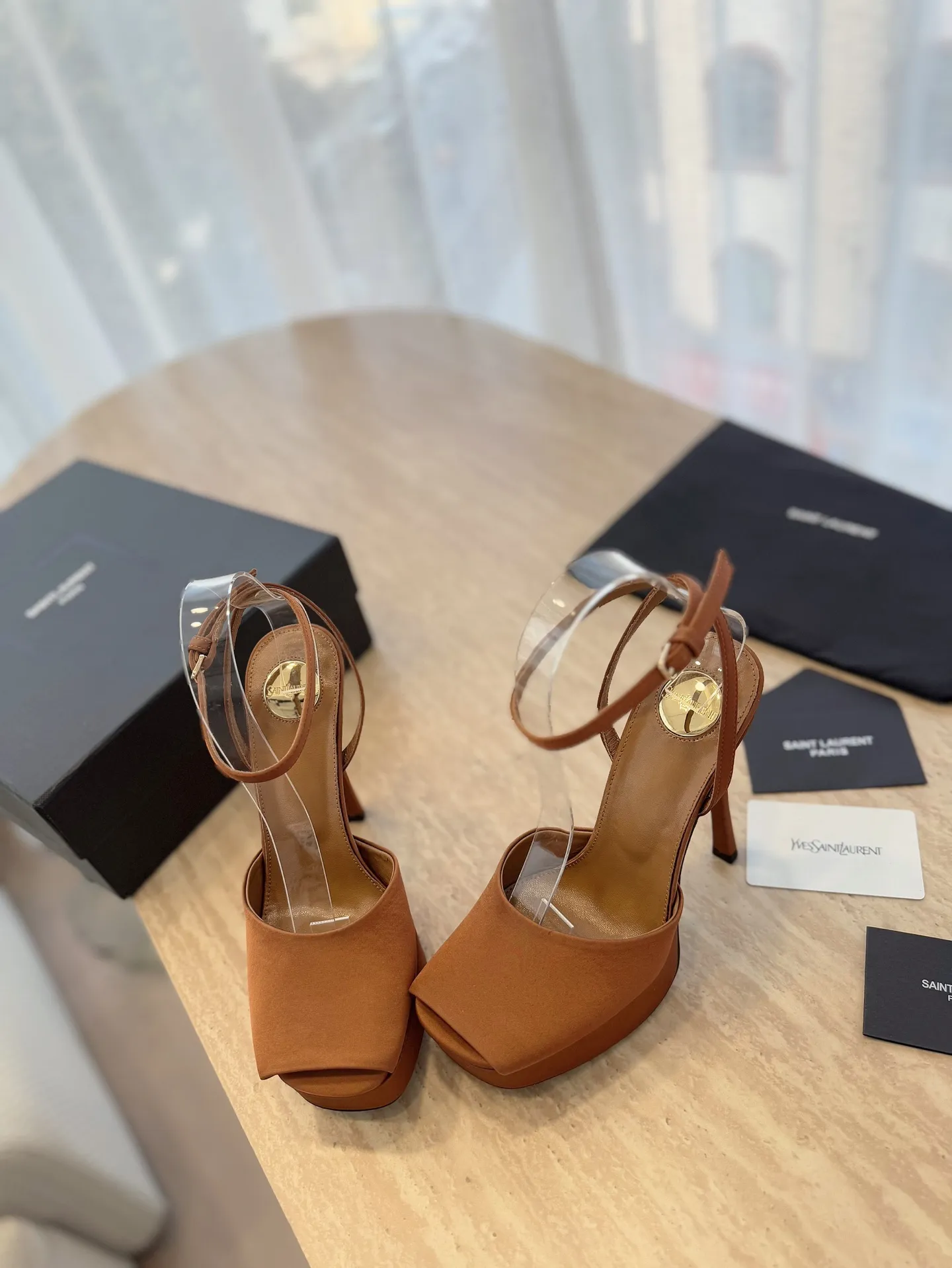 👟👟Ex-factory price 620👟👟 "SAINT LAUREN*" Saint Laurent ysl 25/spring and summer new catwalk high heels·new shoe style with 3 cm water platform. Only YSL understands women's hearts best and does not accept refutation. It is a super invincible feminine artifact and a must-have for women (z-product full-body customization, own molded toe hardware, perfect consistency). Compare the differences between pictures and goods on the market. ✔Upper: Customized imported silk, patent leather ✔Inner lining: imported sheepskin ✔Sole: imported genuine leather outsole ✔Heel height: 14cm ✔Number of yards: 35-39 (40.41.42 can be customized and non-returnable) (Full set of packaging)